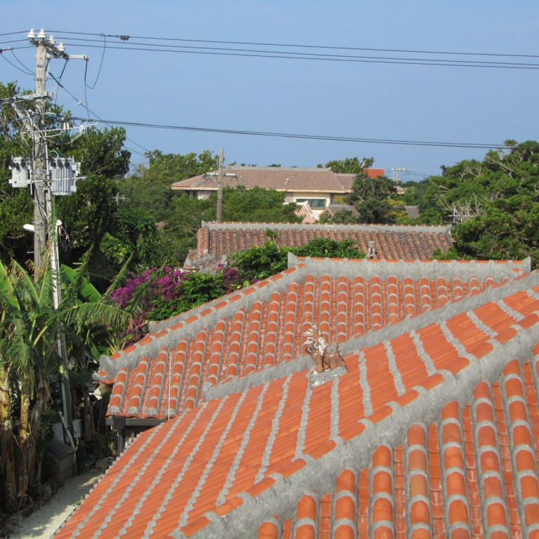 Оранжевая крыша - символ южных домов; Окинава
