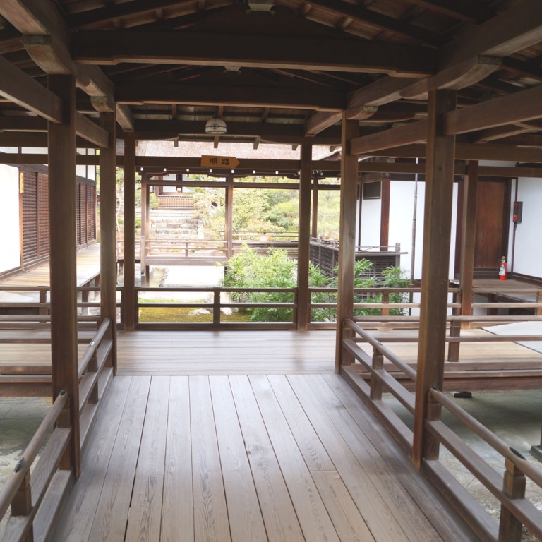 Внешние коридоры, выводящий из дома в сад, - атрибут больших, богатых домов; Киото