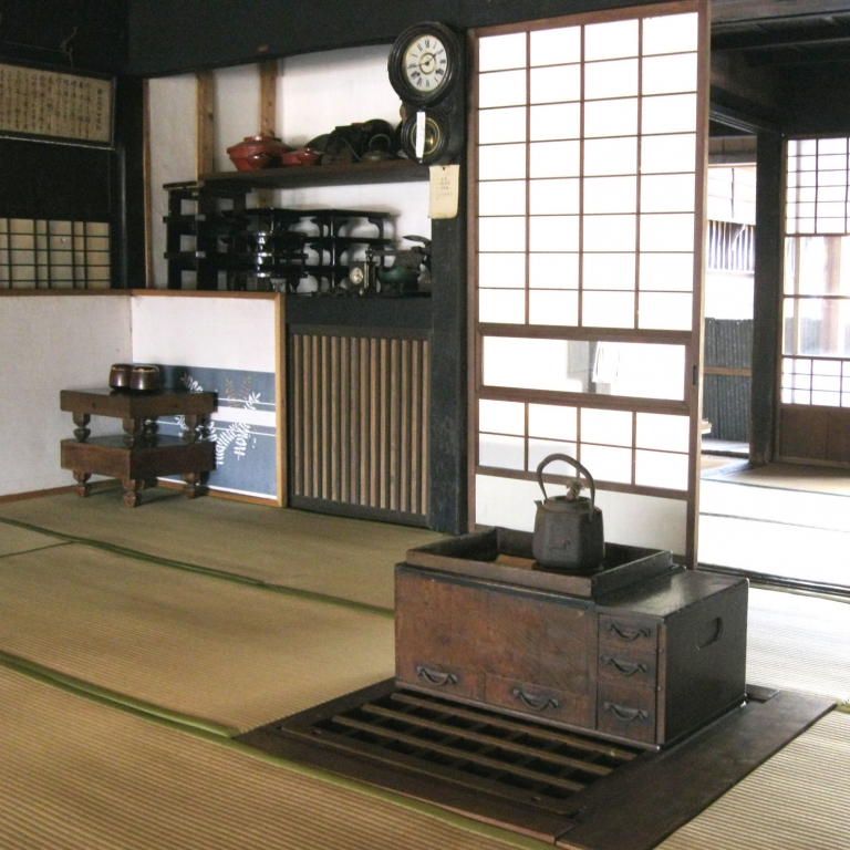 Минимальная простая мебель стала появляться лишь в 18-19 веках; Токио