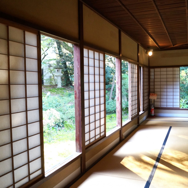 Раздвигающиеся конструкции позволяют обеспечить единение с японским садом; Исикава