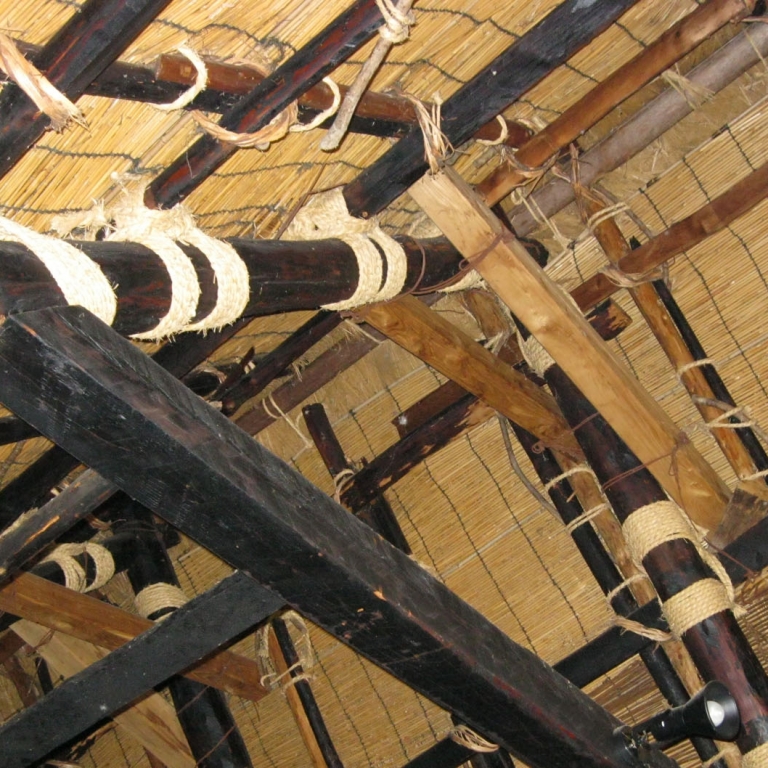 Деревянные конструкции поддерживают соломенную крышу без единого гвоздя; Гифу