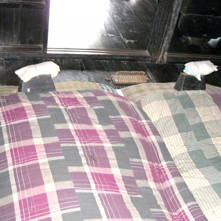 Традиционное спальное место с подставками под головы вместо подушек; Фукусима