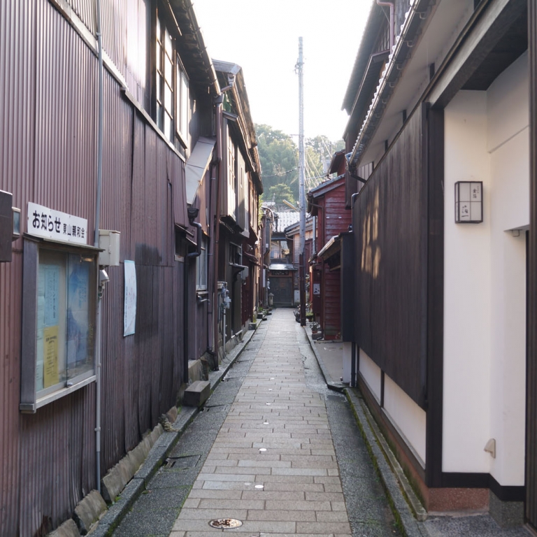 Узкие проходы между домами типичны для старых городов Японии; Исикава