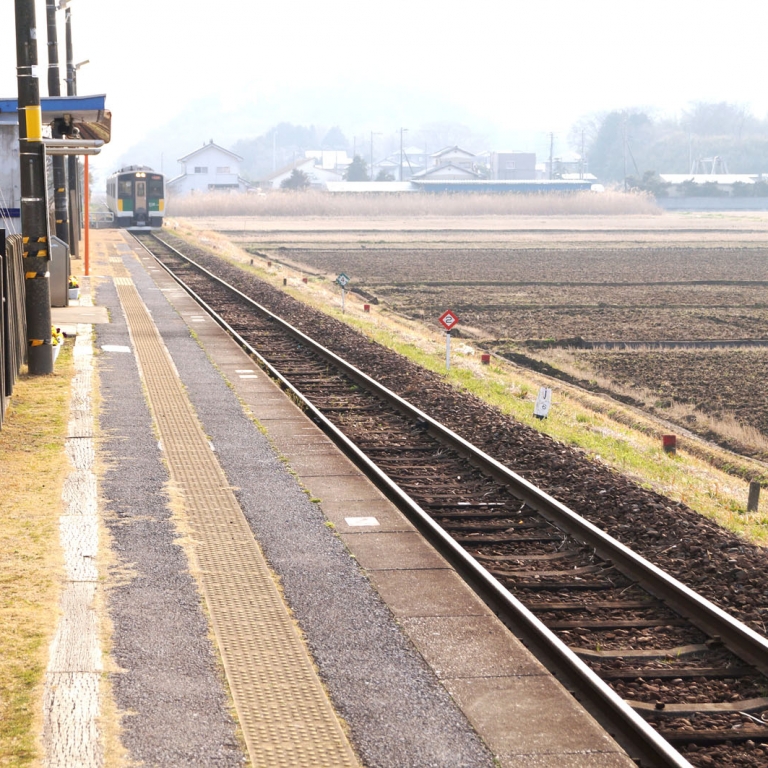 Местный поезд подходит к станции ХигасиКиёкава; Тиба
