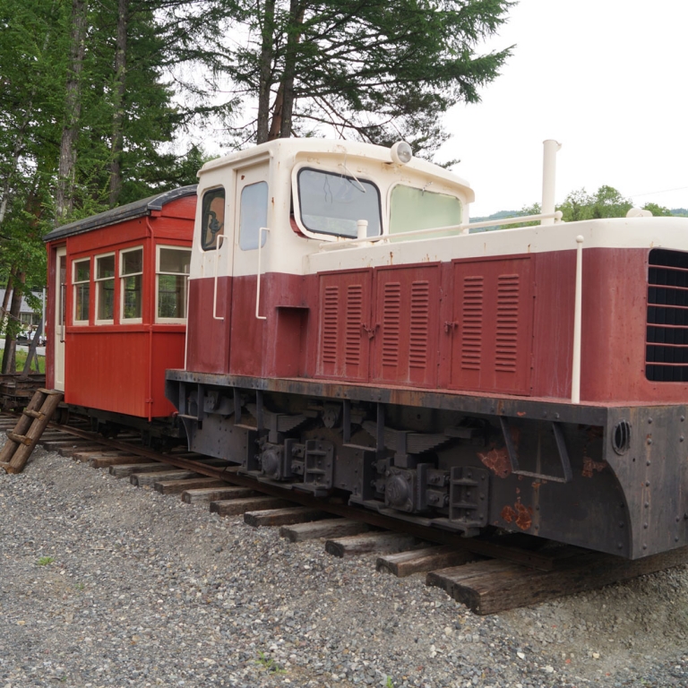 Музейный экспонат лесной железной дороги, высокогорье Кайта; Нагано