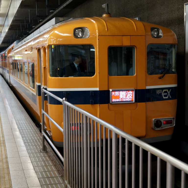 Поезд, идущий в сторону Вакаяма, на вокзале Намба; Осака