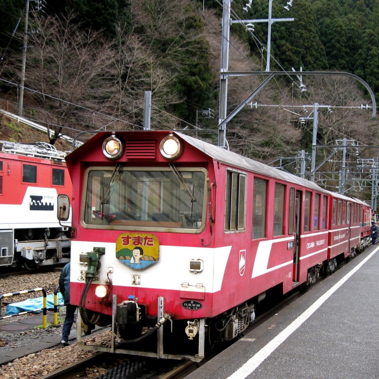 Напоминающая детскую железную дорогу линия Оикава Тэцудо в горах; Сидзуока
