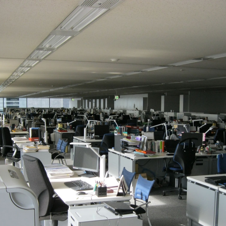 Типичный офис типичной компании; Токио