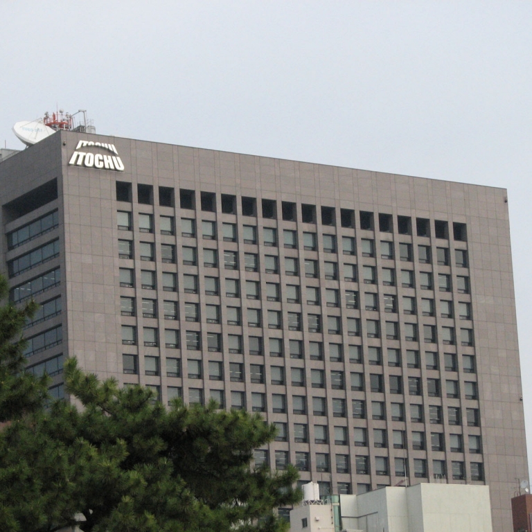 Здание одной из крупнейших торговых компании страны; Токио