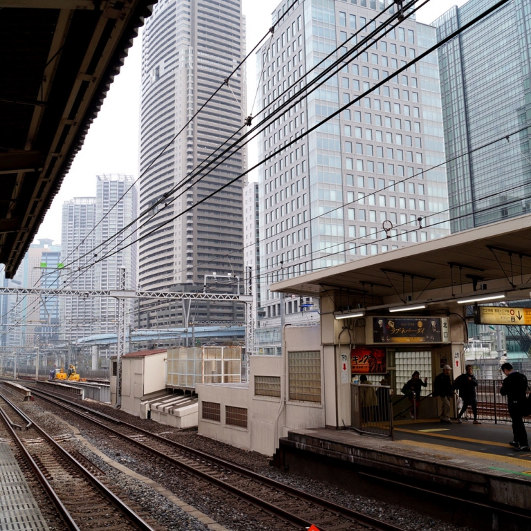 Деловой район Сиодомэ со стороны платформы станции ХамамацуТё; Токио