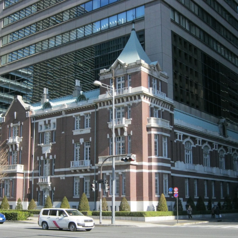 Старые и новые деловые здания в районе МаруноУти; Токио