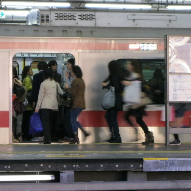 Час пик на одной из самых загруженных линий наземных железных дорог - Тоёко; Токио