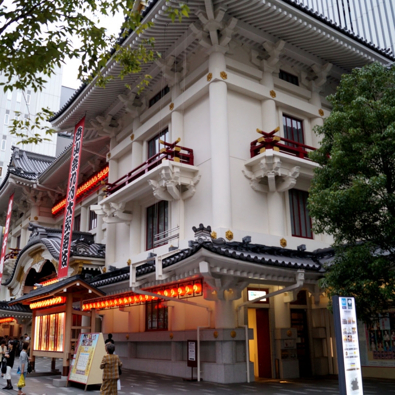 Перестроенный заново театр Кабуки; Токио