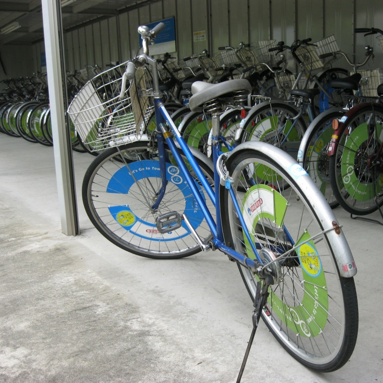 Важнейший вид городского транспорта - велопсипед; Гифу