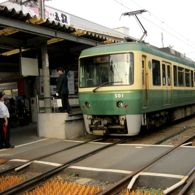 Милый игрушечный поезд Энодэн в Камакура; Канагава