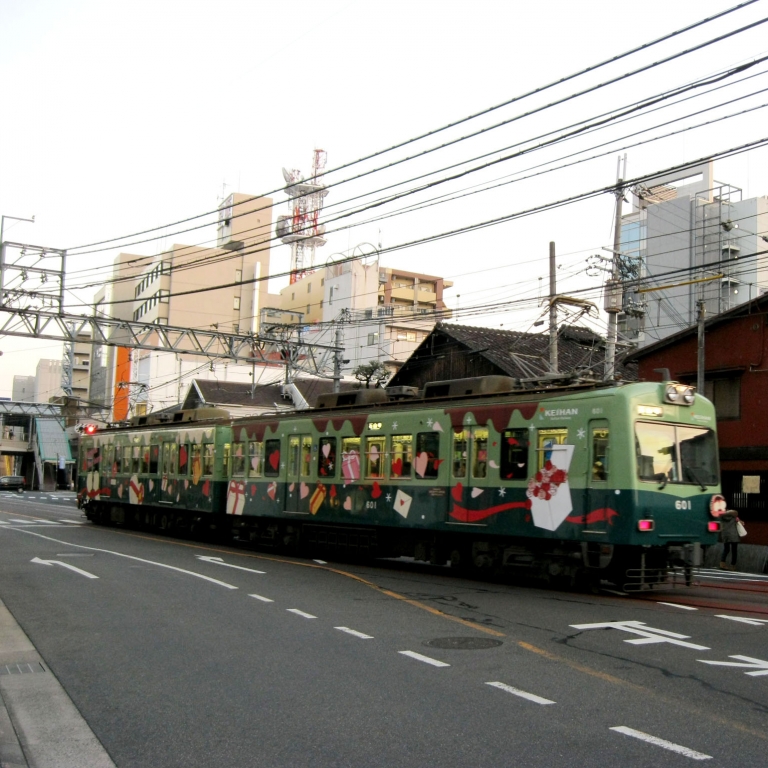 Поезд Кэйхан на Киото в черте г.Оцу; Сига