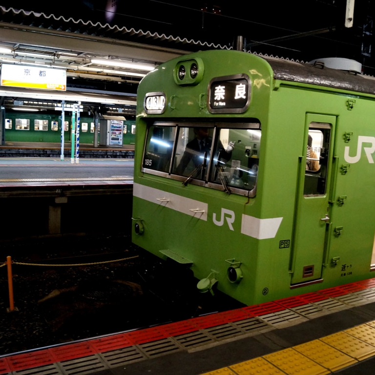 Страрый состав JR на участке Киото-Нара; Киото