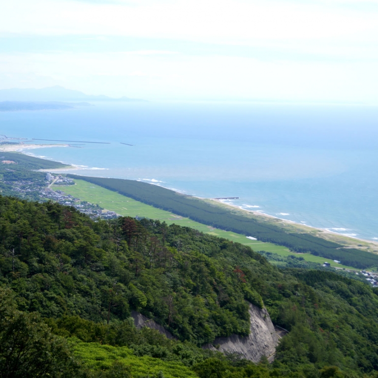 Вид на берег Японского моря со стороны г.Яхико; Ниигата