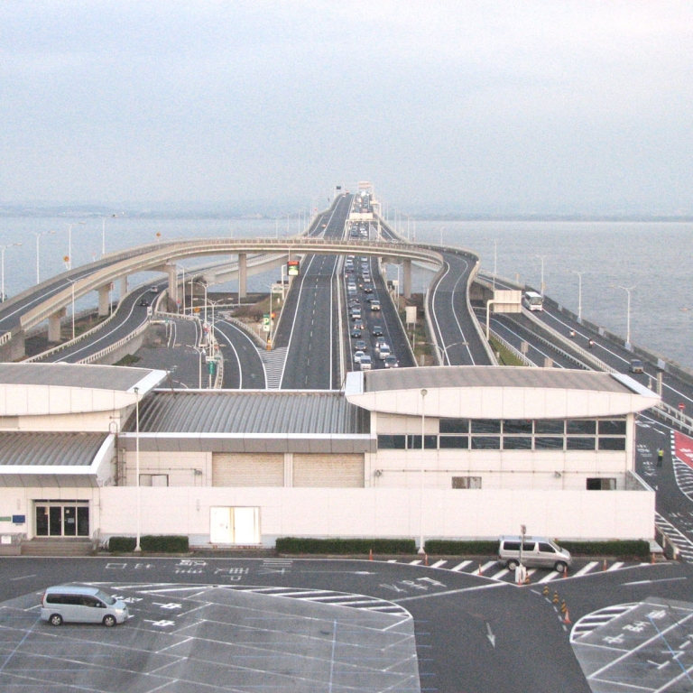 Аквалайн - дорога под токийским заливом; вид с сервисной зоны УмэХотару; Токио