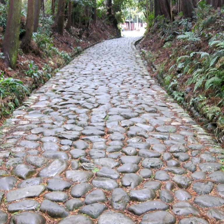 Первая дорога страны - старая трасса Токайдо - в районе Каная; Сидзуока