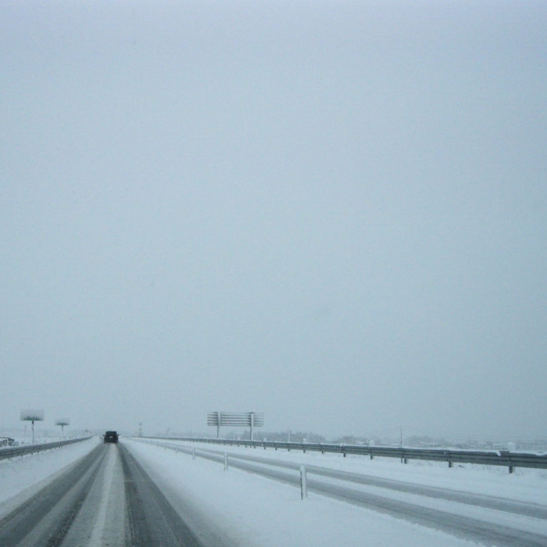 Скоростное шоссе в сильный снегопад; Ниигата