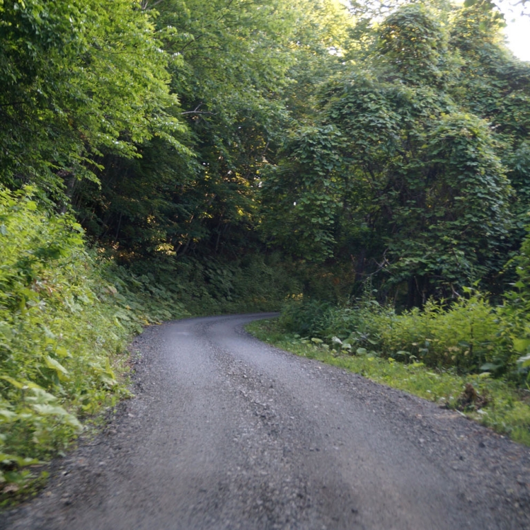 Грунтовая дорога в районе озера Сарома; Хоккайдо