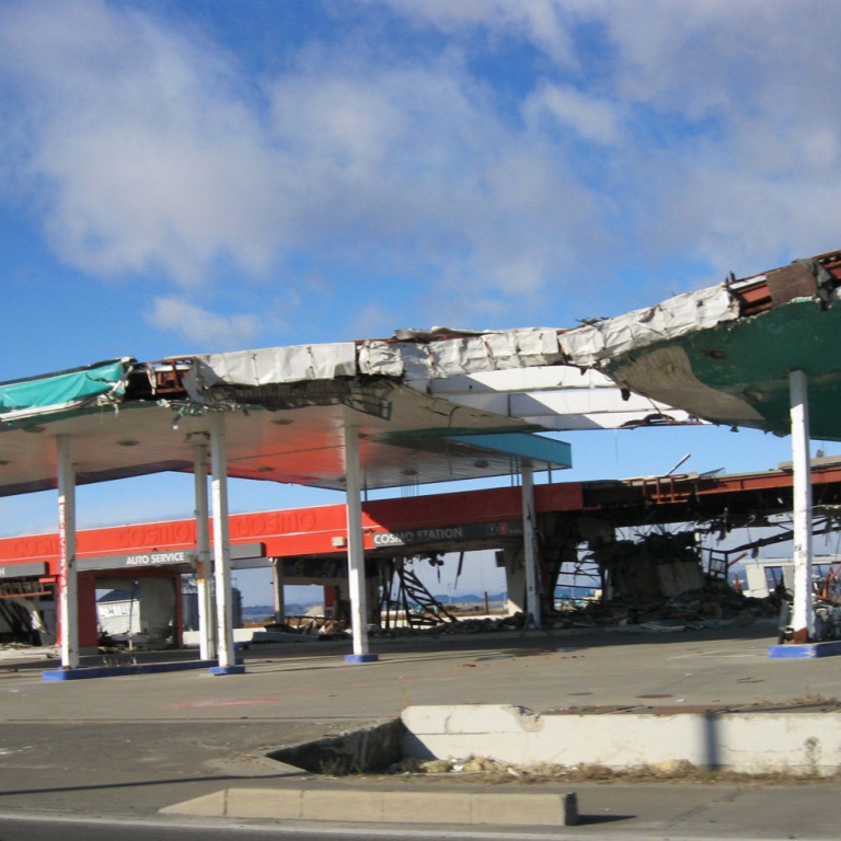 Прибрежная дорога и бензозаправка, затопленные цунами в марте 2011 г., Мияги