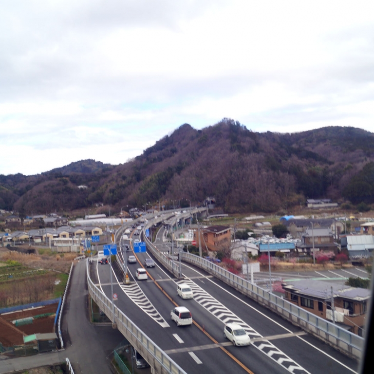 Вид с фуникулера на государственное шоссе, ведущее на юг п-ова Идзу; Сидзуока
