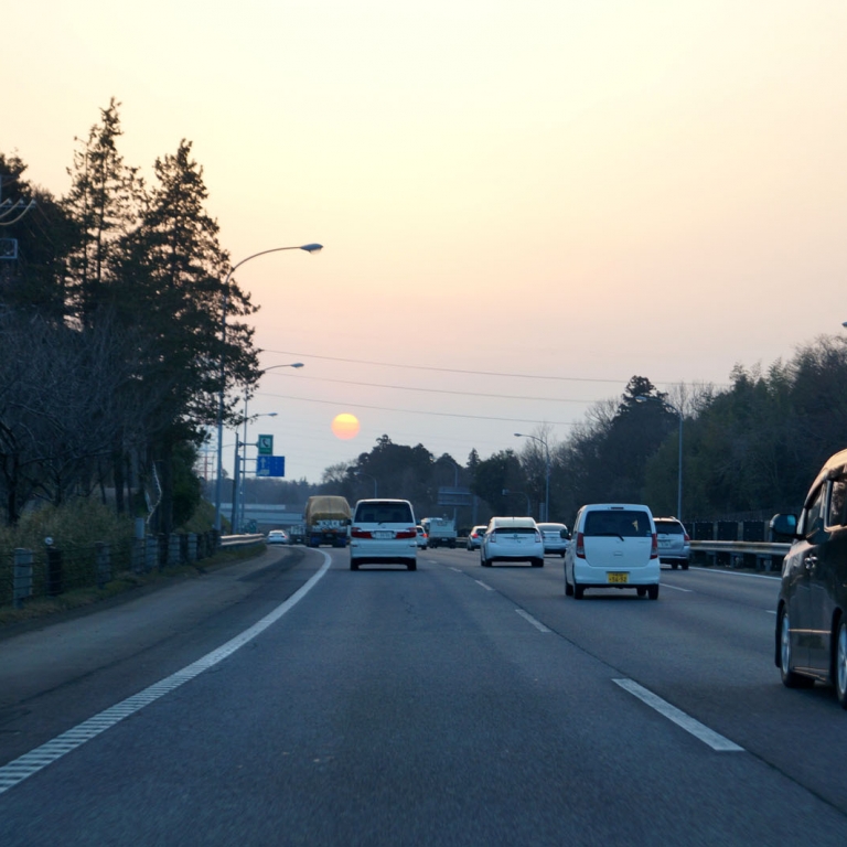 Типичный вид платного скоростного шоссе в загруженный час; Тиба