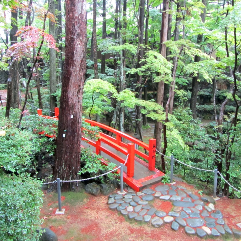 Мостик - важный элемент японского сада; Ниигата