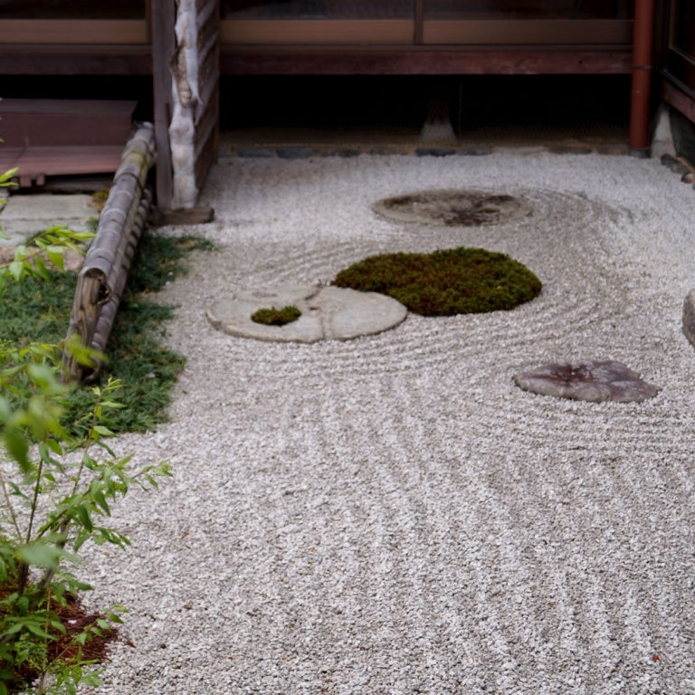Идеальная чистота - главный признак японских садов; Киото