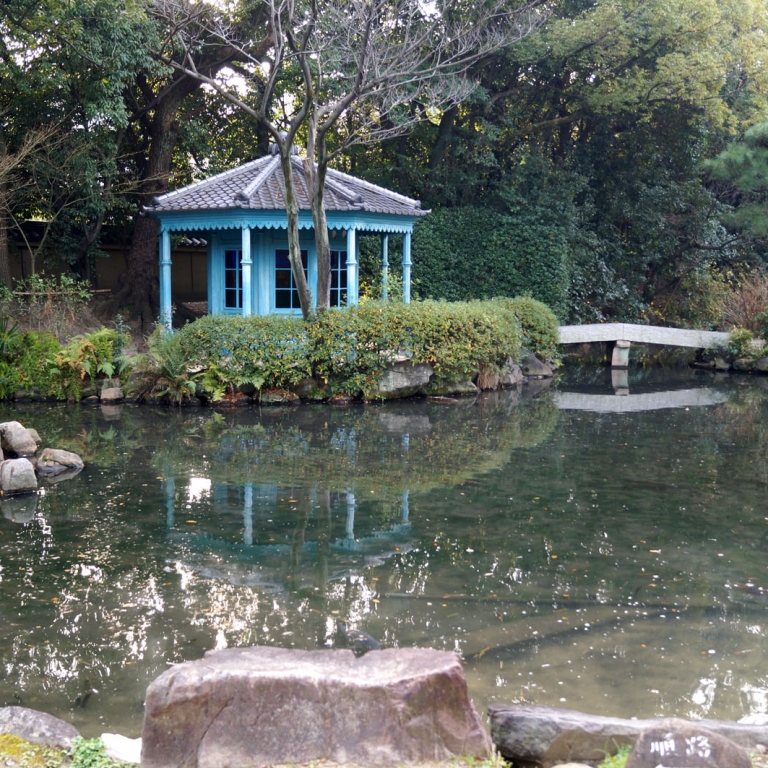 Беседка в саду храма СитэнноДзи; Осака