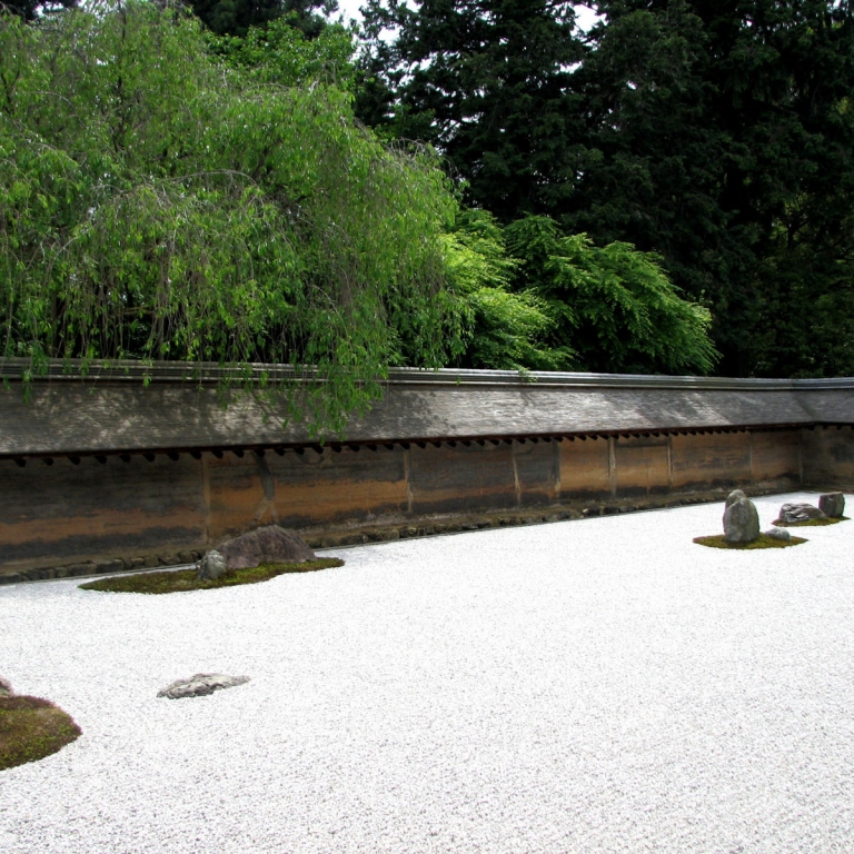 Знаменитый сад камней храма РёанДзи; Киото
