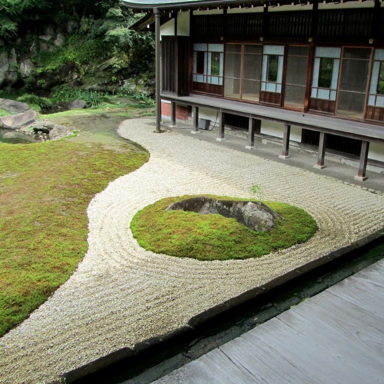 Миниатюрный садик храма ЭнгакуДзи в Камакура; Канагава