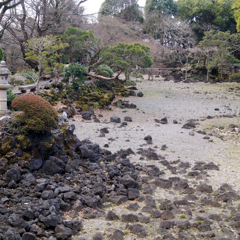 Уникальный сад с сухим руслом в г.Мисима; Сидзуока