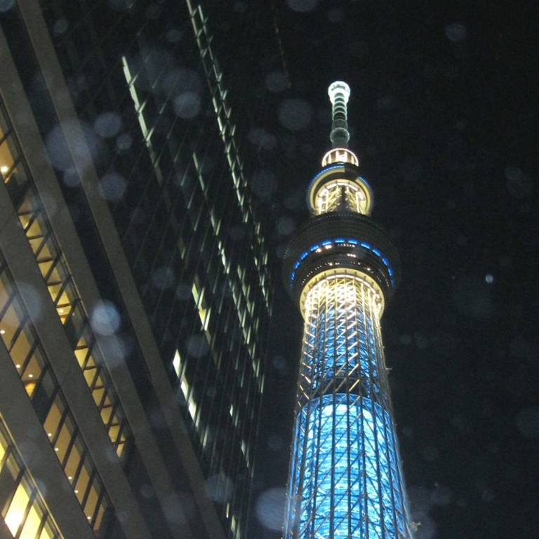 Скай Три при вечернем освещении; Токио
