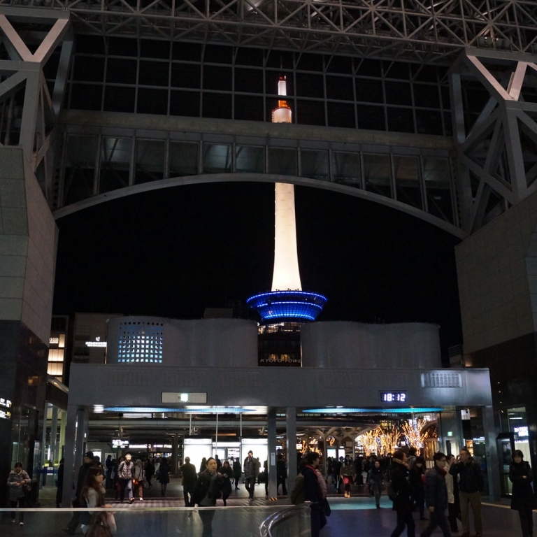 Киотская башня со стороны главного городского вокзала; Киото
