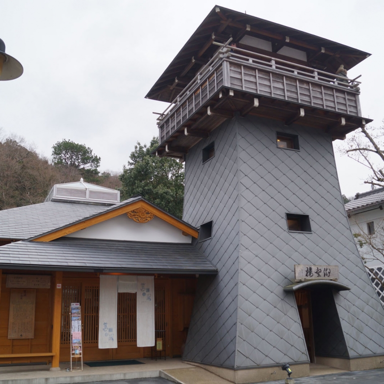 Башня непонятного происхождения в поселке СюдзэнДзи Онсэн; Сидзуока