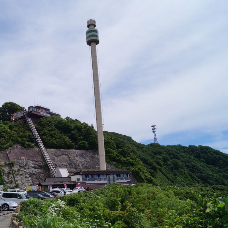 Башня с движущейся обзорной кабинкой в парке Яхико; Ниигата