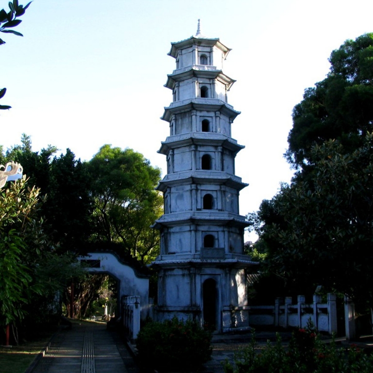 Башня в китайском стиле в парке ФукусюЭн в г.Наха; Окинава