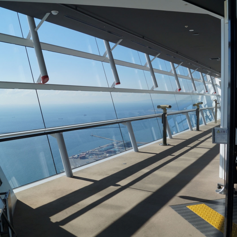 Вид на осакский залив со смотровой палубы башни Всемирного торгового центра; Осака