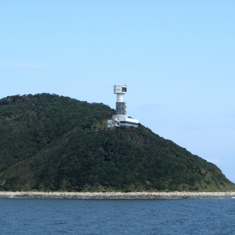 Старый и новый маяк на одном из островов в районе г.Исэ; Миэ