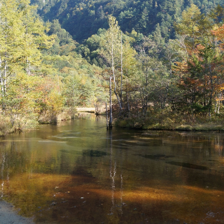 Пруд Мёдзин в природном парке КамиКоти; Нагано