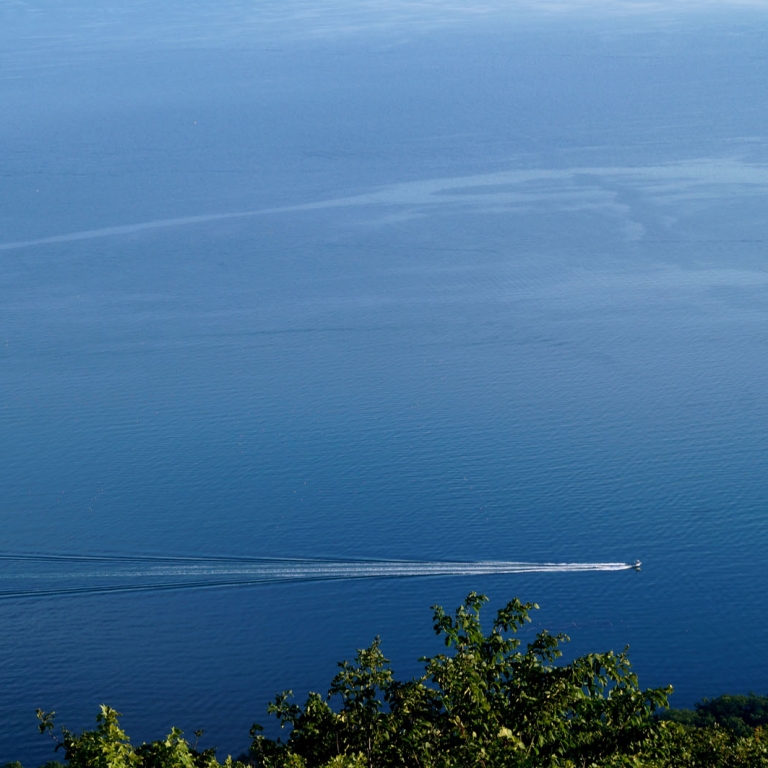 Вид со смотровой площадки на озеро Сарома; Хоккайдо