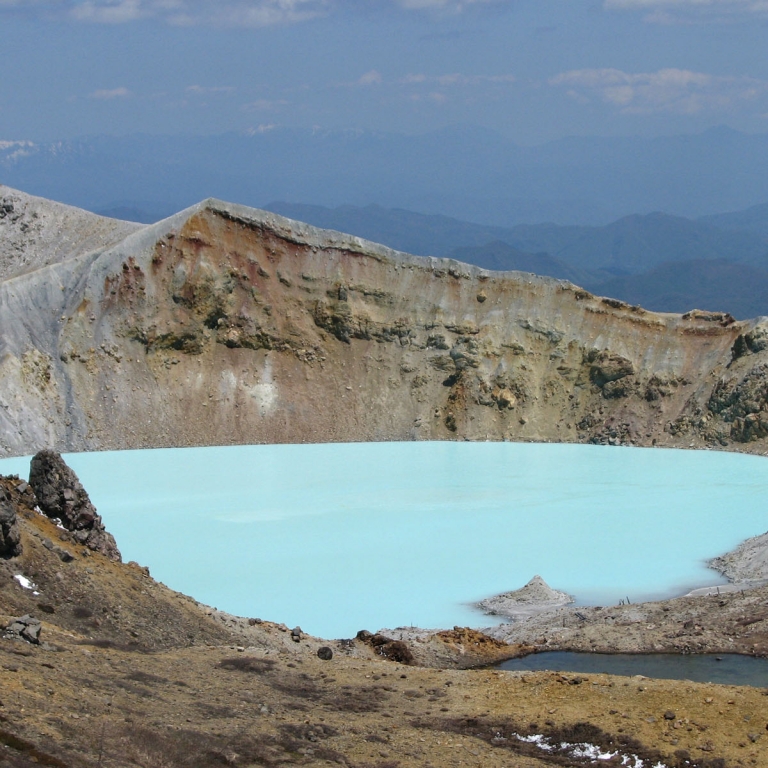 Насыщенное вулканическими газами озеро в кратере вулкана СиранэДзан; Гумма