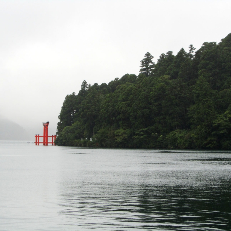 Озеро АсиноКо и тории храма Хаконэ Дзиндзя, Хаконэ; Канагава