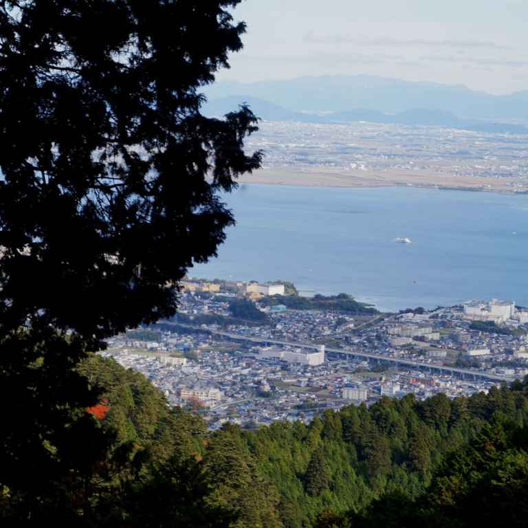 Вид на озеро Бива и г.Оцу со стороны храма ЭнрякуДзи; Сига