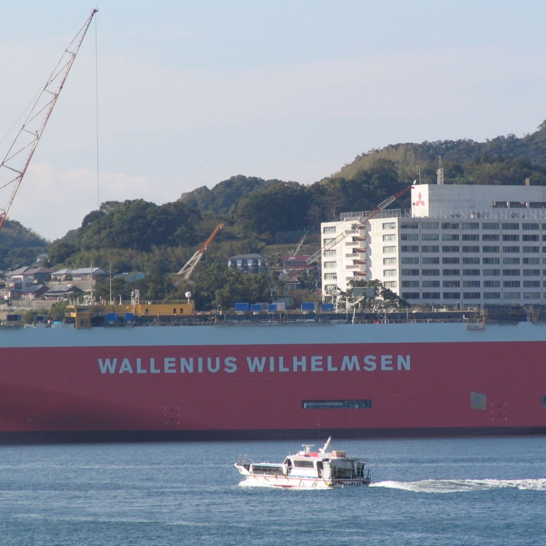 Иностранное грузовое судно в порту; Нагасаки