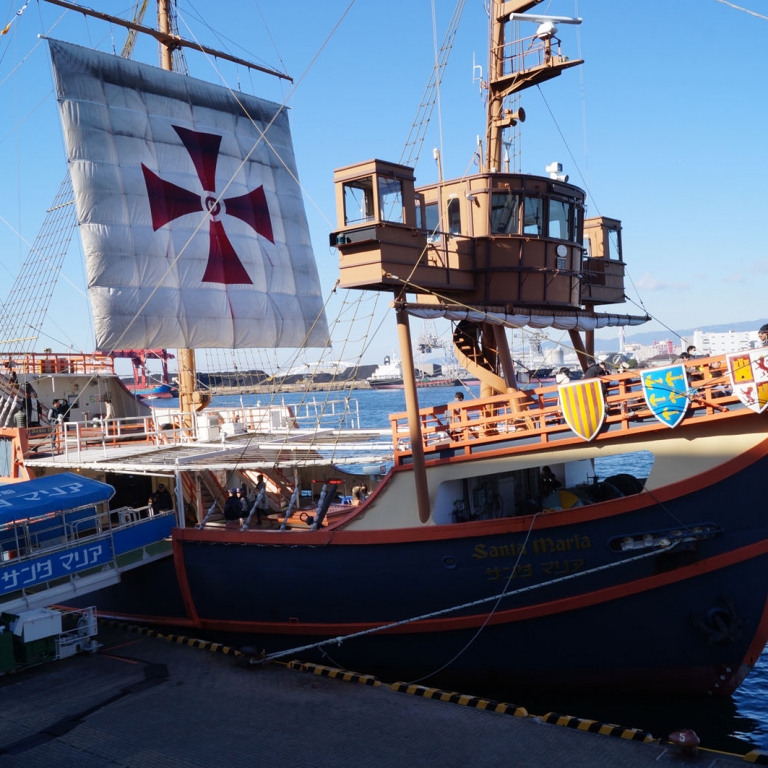 Развлекательный пиратский корабль в осакском заливе; Осака