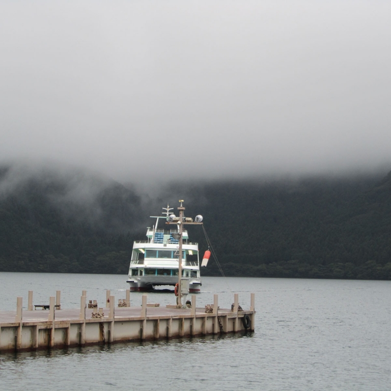Появляюееся из тумана прогулочоное судно на озере Асиноко; Канагава